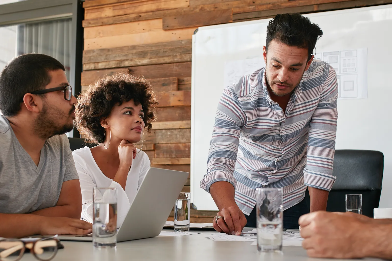 Equipe de uma pequena empresa reunida no escritório