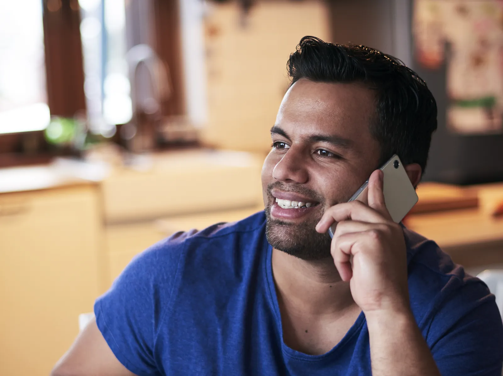 Consultor sorrindo ao telefone com uma xícara de café